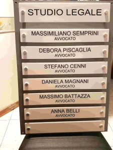Pannello-in-plexi-grigio-con-targhette-bianche-personalizzate-con-nomi-componenti-studio-avvocati-1920w